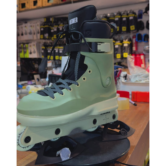 Sepatu Luncur Agresif Mesmer Throne Dominic Bruce